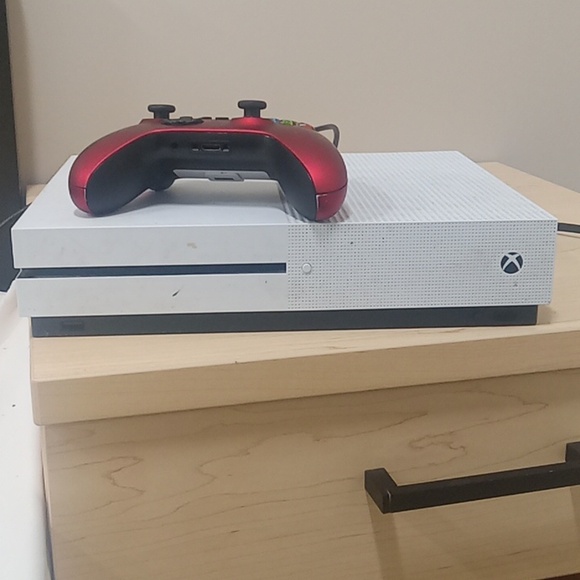 Xbox One S - Picture 2 of 3